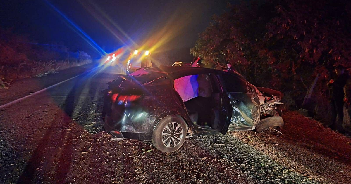 Vehículo accidentado en carretera Habal Cerritos con luces de emergencia