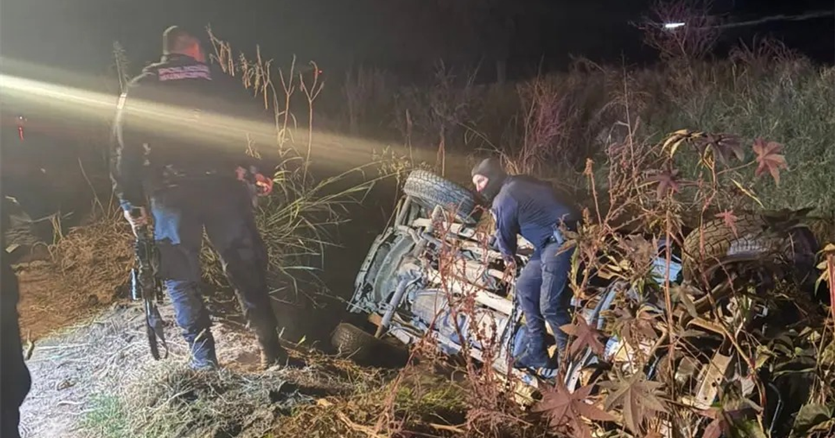 Imagen de un accidente de volcadura en Angostura, con un vehículo volcado rodeado de vegetación y equipos de seguridad en acción.