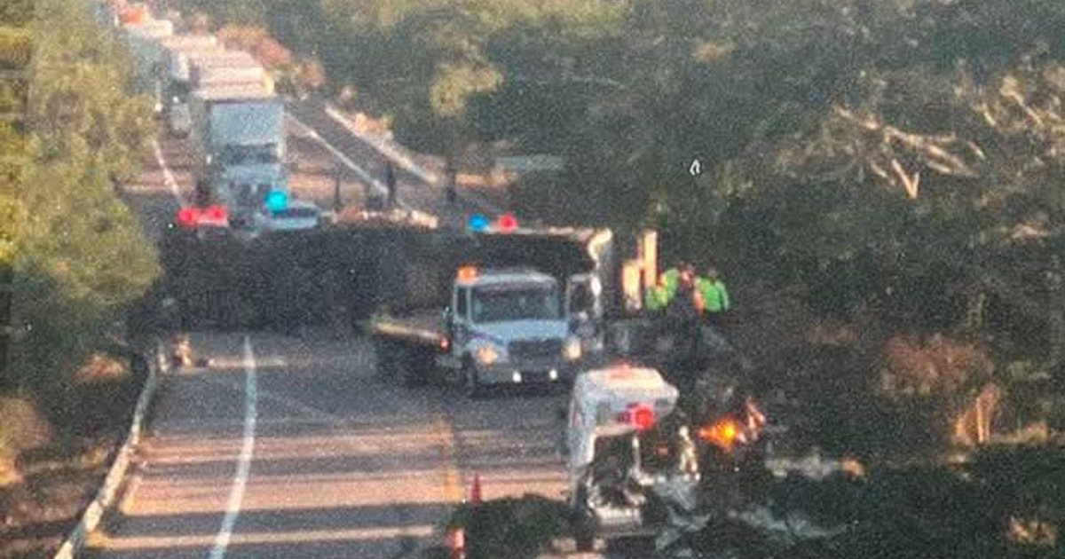 Accidente en autovía Mazatlán-Tepic por volcadura de tráiler con chatarra, tráfico detenido.