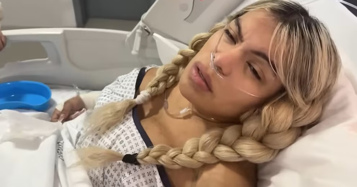 Wendy Guevara en una cama de hospital después de desmayarse tras cirugía estética.