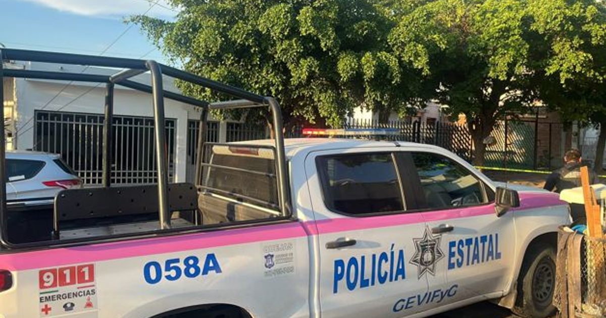 Camioneta de policía estatal en escena diurna, Culiacán, relacionada con el ataque a Xiomara Anahí.