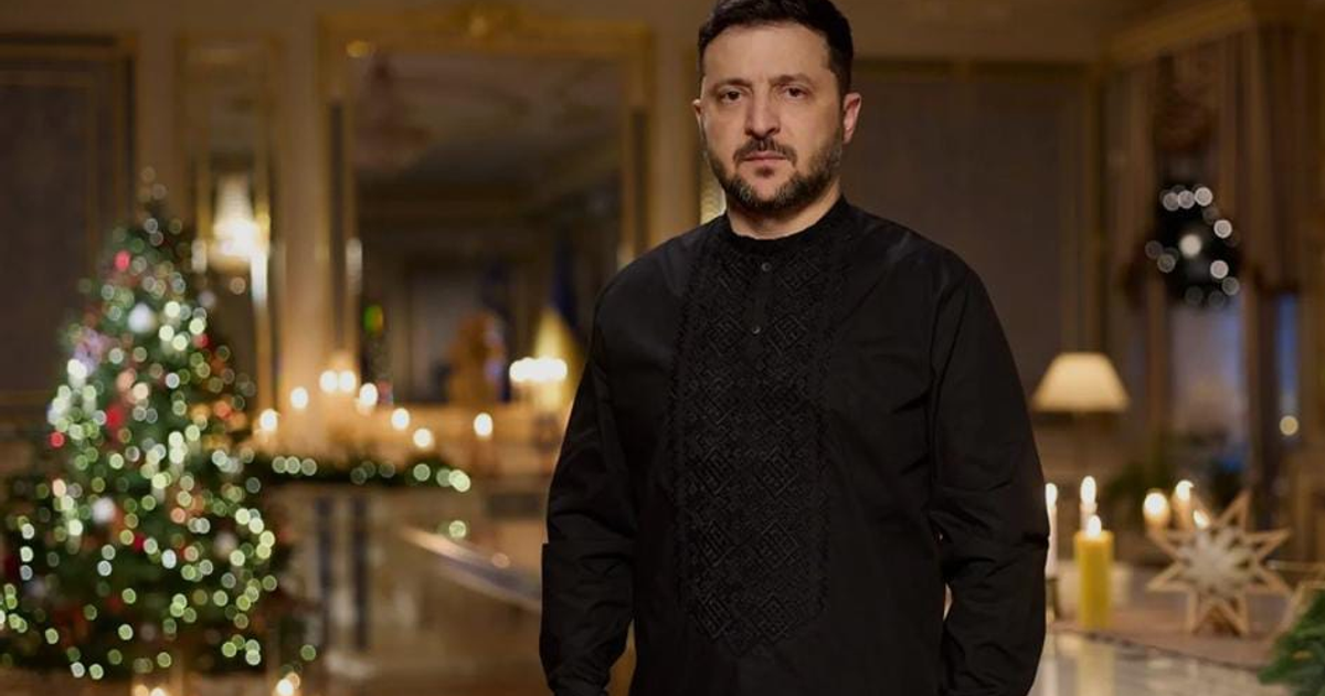 Persona en un entorno navideño elegante, junto a un árbol de Navidad iluminado en Mar-a-Lago, Florida.