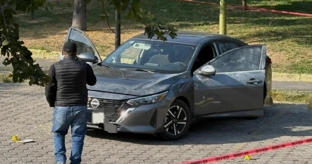 Auto gris con puertas abiertas en el lugar del incidente con agentes desaparecidos en Zapopan