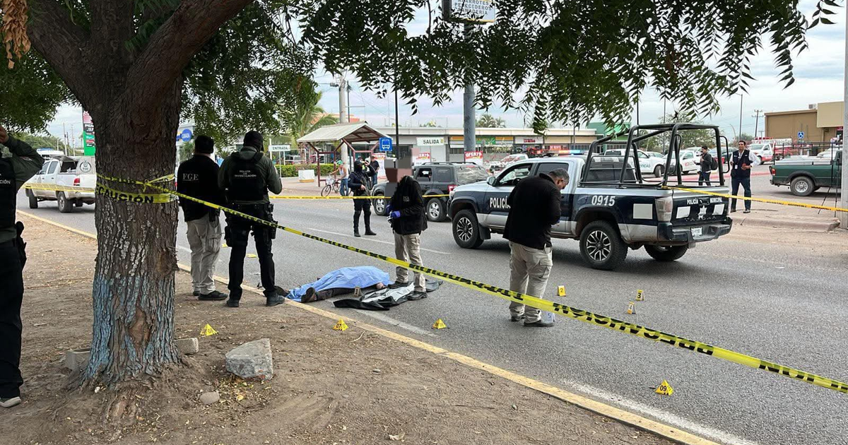 Investigación policial en carretera Culiacán-Navolato con cintas de seguridad y vehículo de policía