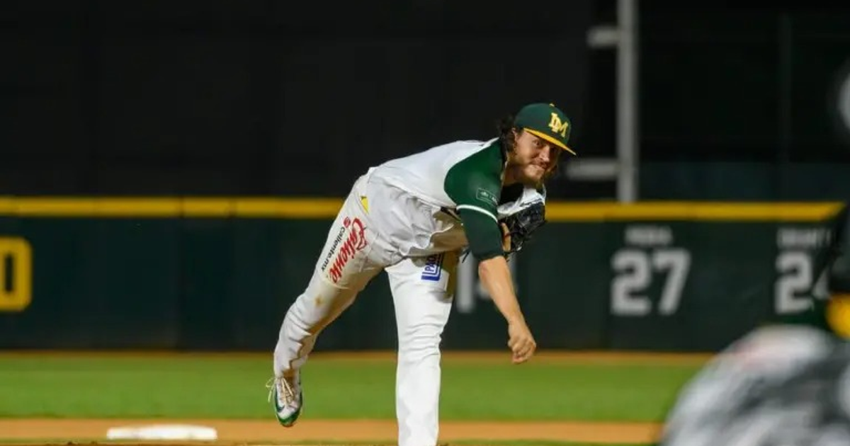 Jugador de Cañeros lanzando en Chevron Park durante el partido contra Yaquis.