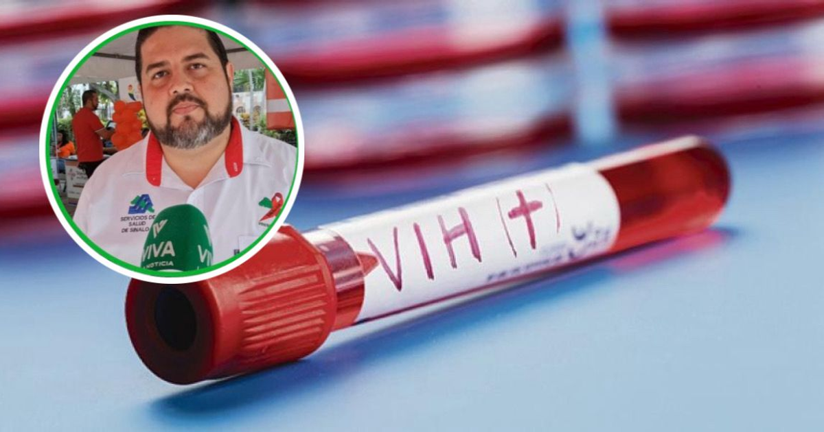 Tubo de ensayo marcado como VIH positivo junto a ponente en evento sobre VIH en Mazatlán.