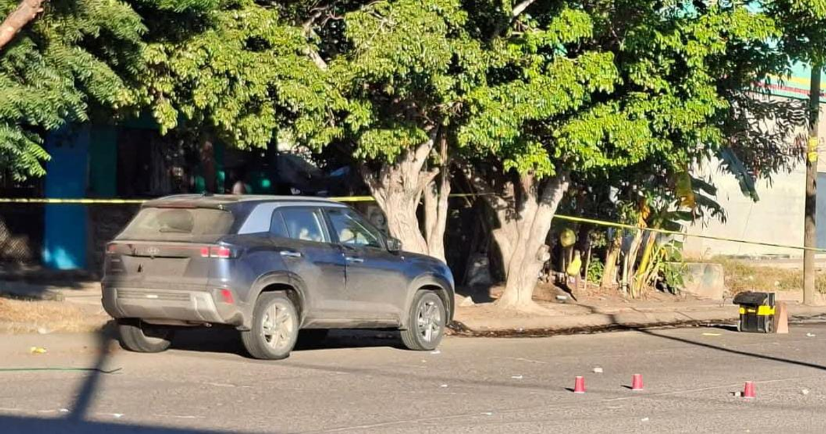 Vehículo Hyundai con reporte de robo rodeado de policías y cinta amarilla en Mazatlán.