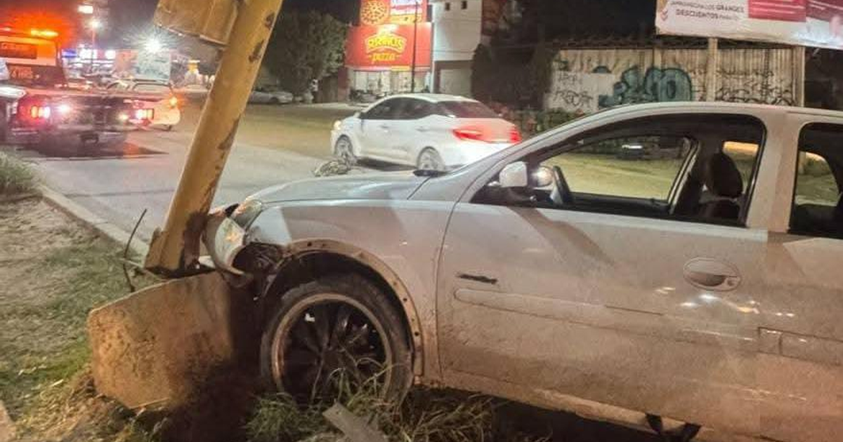Chevy Confort blanco chocado contra semáforo en Mazatlán