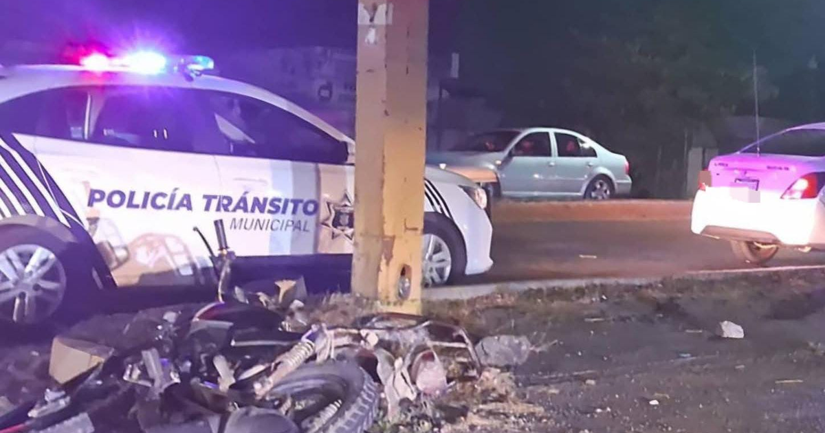 Accidente de motocicleta en Mazatlán con policía municipal presente en la escena.