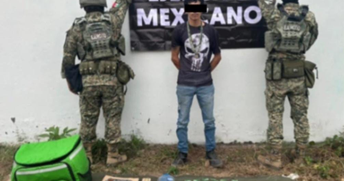 Militares en Culiacán detienen a sospechoso junto a objetos asegurados en operativo antidrogas.