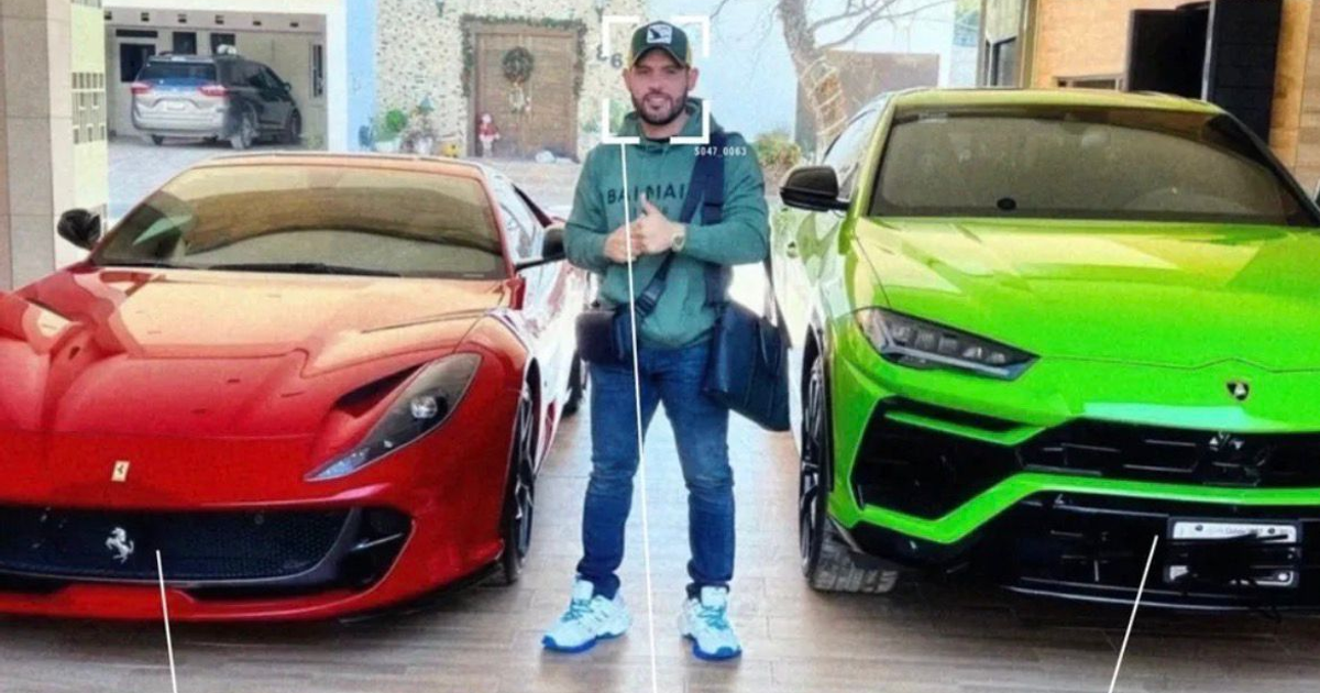 Persona parada entre Ferrari rojo y Lamborghini verde en contexto de captura policial de 'El Limones'.
