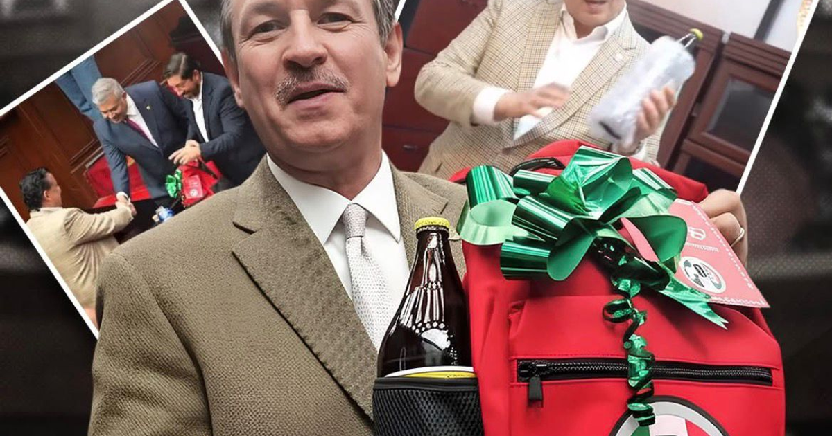 Guillermo 'Memo' Valencia sosteniendo una mochila roja con botellas y botanas