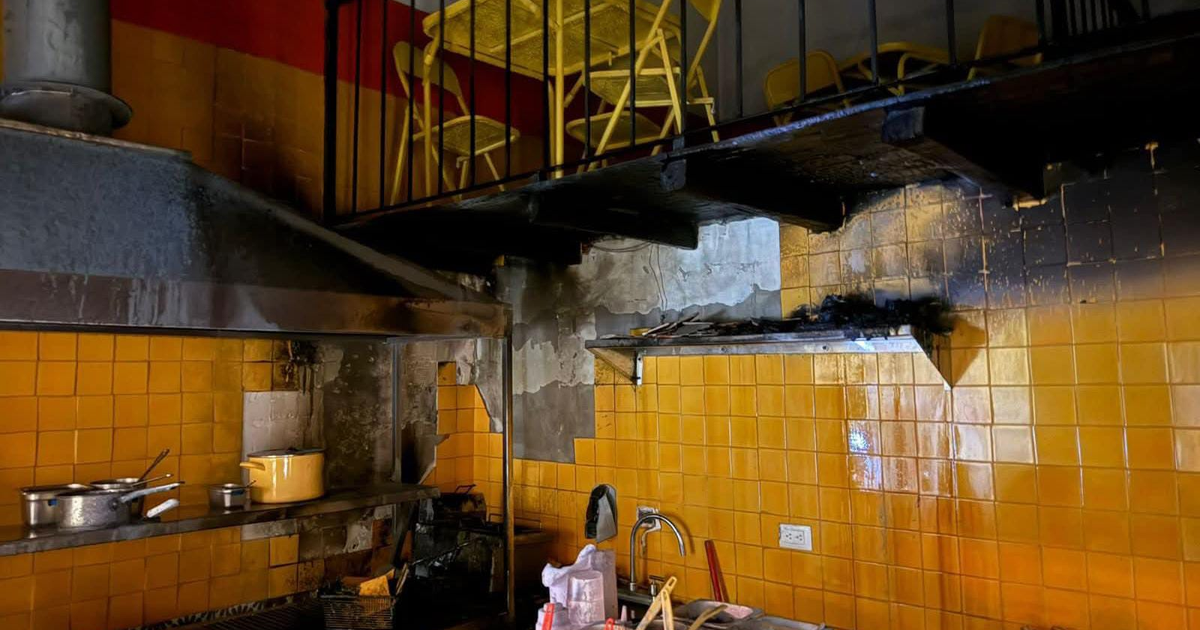 Cocina quemada con manchas negras y utensilios desordenados en zona de explosión en taquería de Mazatlán.