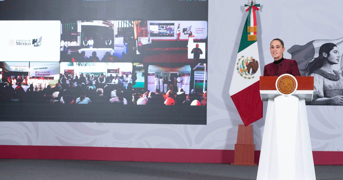 Funcionaria en podio presenta módulos de farmacias del bienestar en el Estado de México.