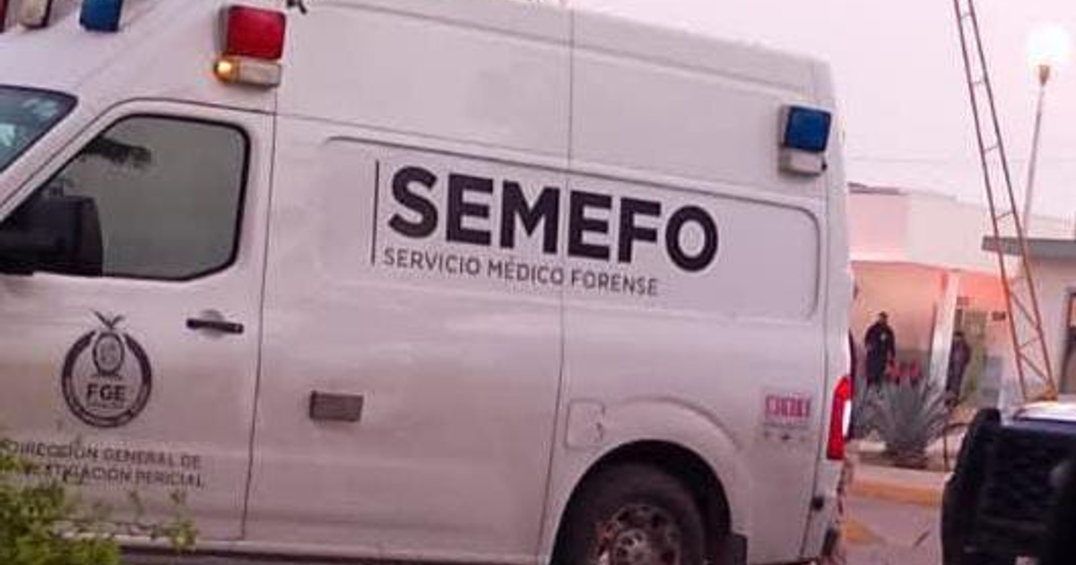Camioneta SEMEFO enfrente del Hospital Integral de Navolato, Sinaloa, en escena de crimen