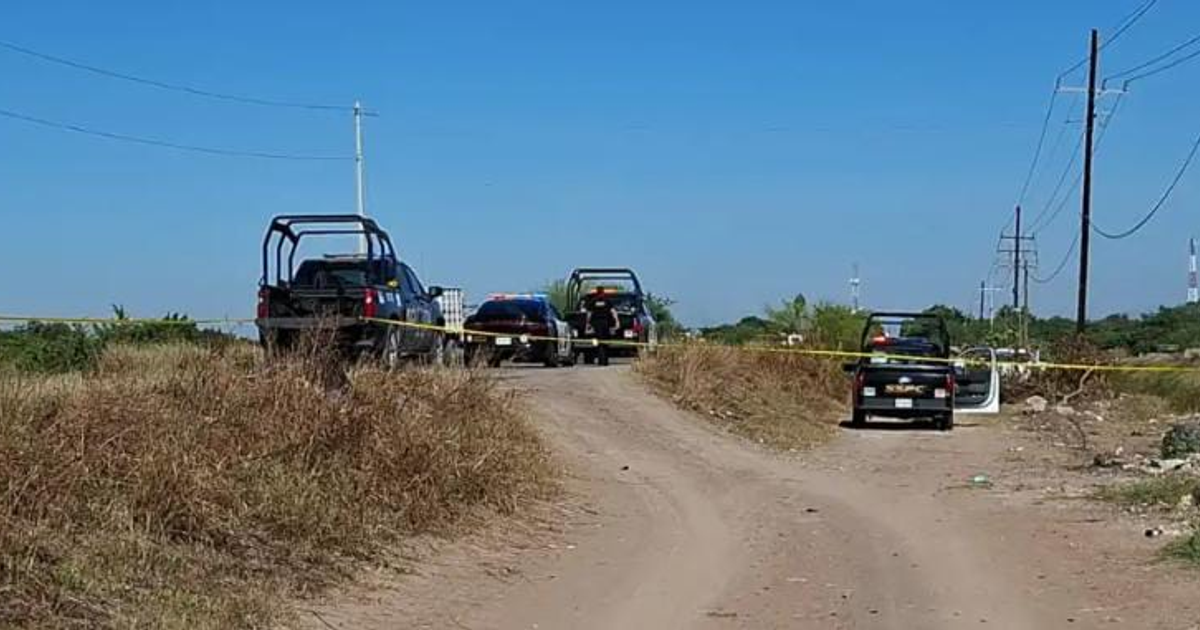 Vehículos y cinta amarilla en carretera estatal 50, Navolato