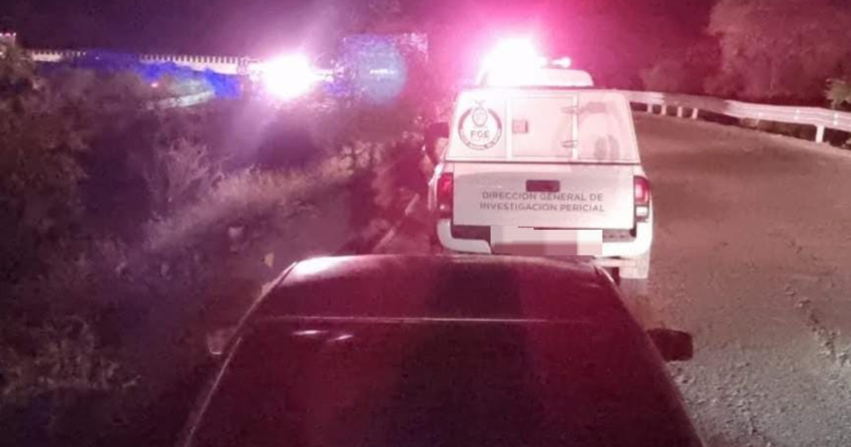 Vehículos con luces de emergencia en escena nocturna de accidente en autopista