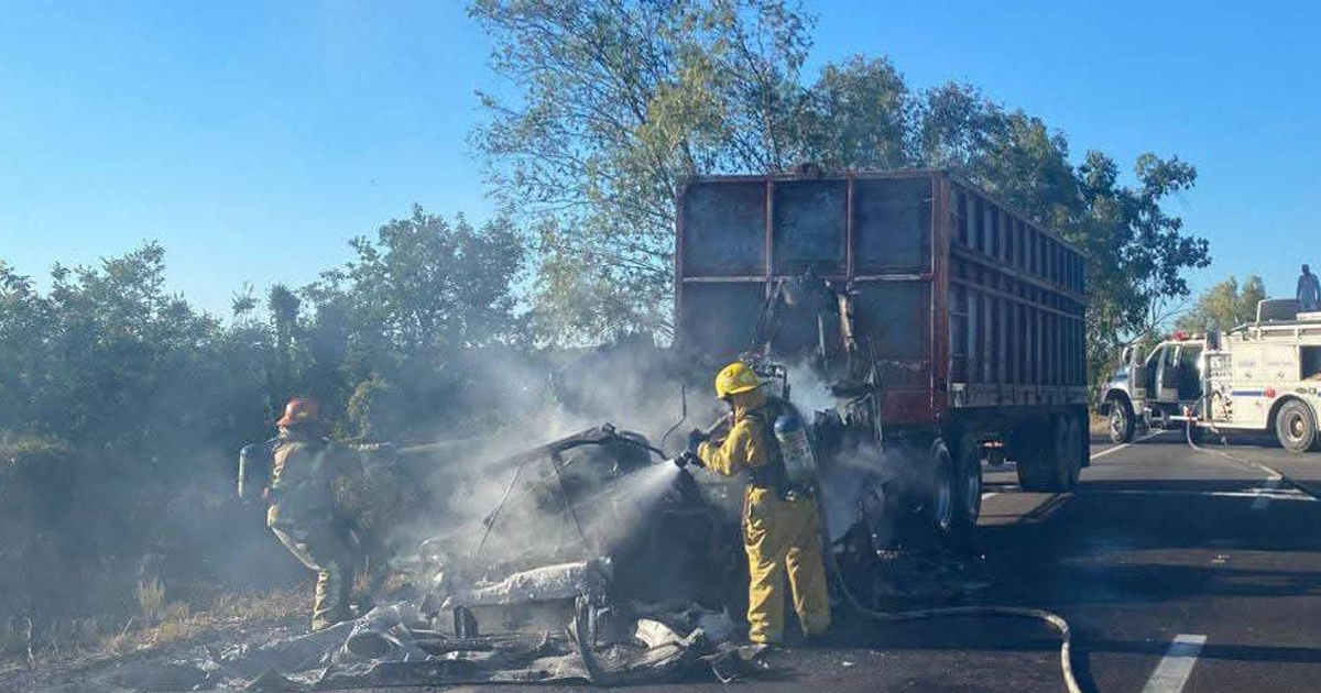 Bomberos extinguiendo un incendio en un tráiler en Sinaloa