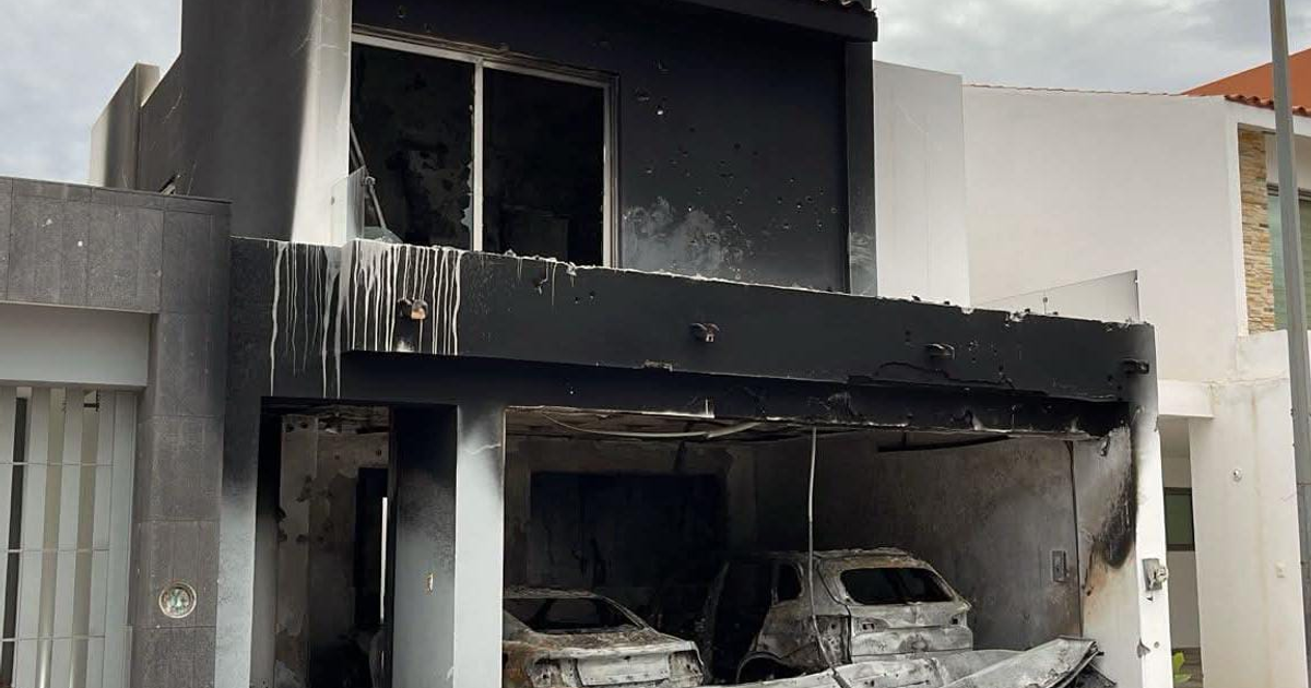 Edificio ennegrecido por incendio en Culiacán con vehículos quemados en su interior
