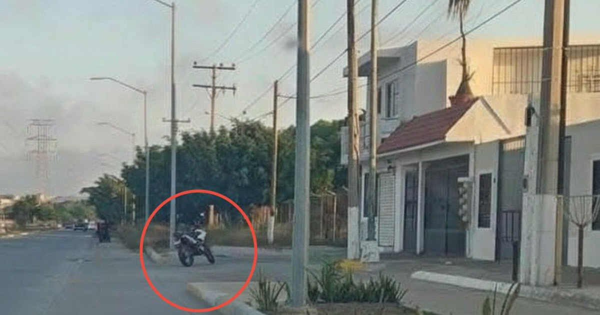 Motocicleta rodeada por un círculo rojo en una calle flanqueada de edificios, relacionada con un incidente en Mazatlán.