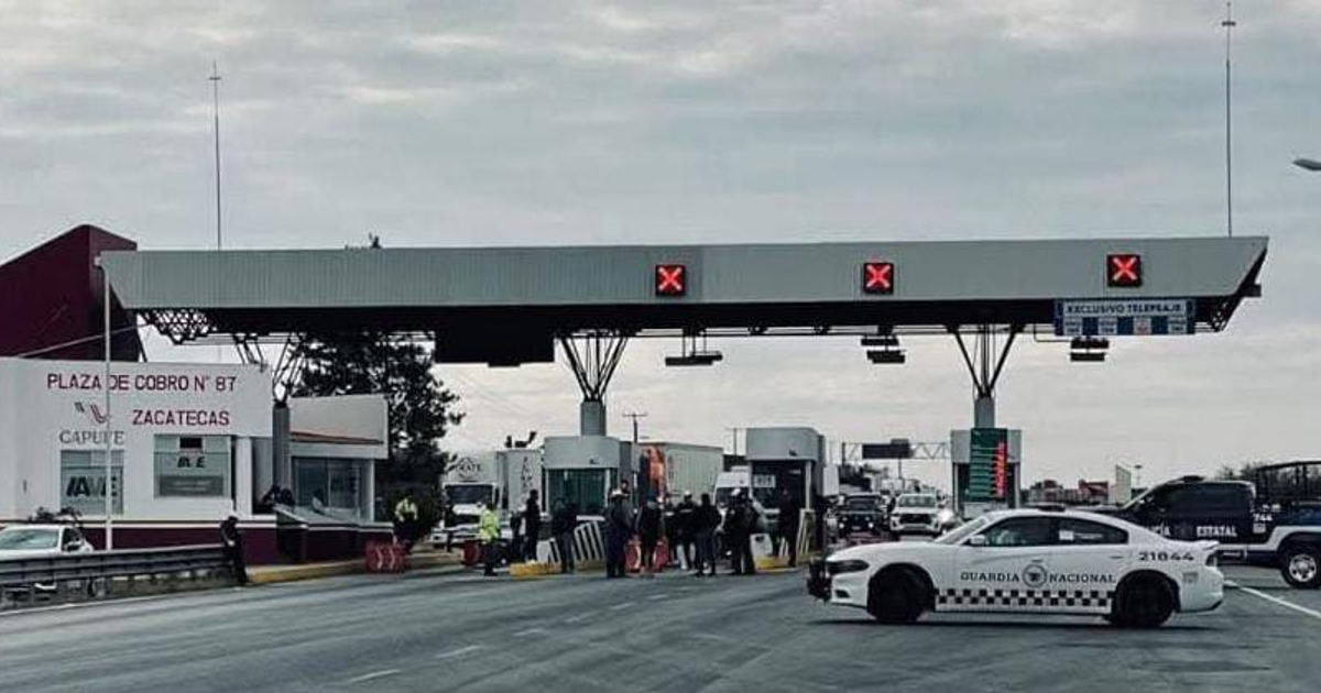 Peaje de Zacatecas con tráfico detenido y personal de seguridad bajo un cielo nublado.