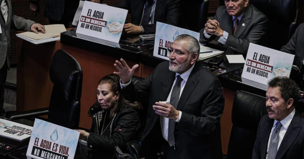 Legisladores en el Senado discutiendo la Ley General de Aguas, con carteles sobre el agua como derecho, no mercancía.
