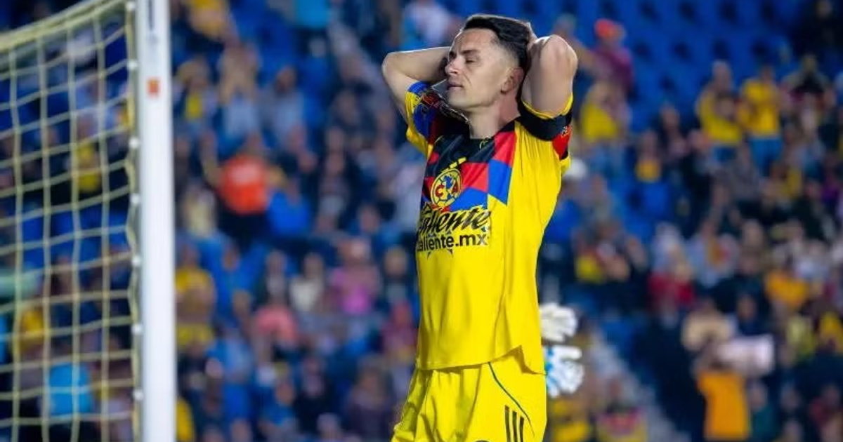 Álvaro Fidalgo decepcionado tras la eliminación del Club América en cuartos de final, manos en la cabeza, uniforme amarillo, estadio lleno.