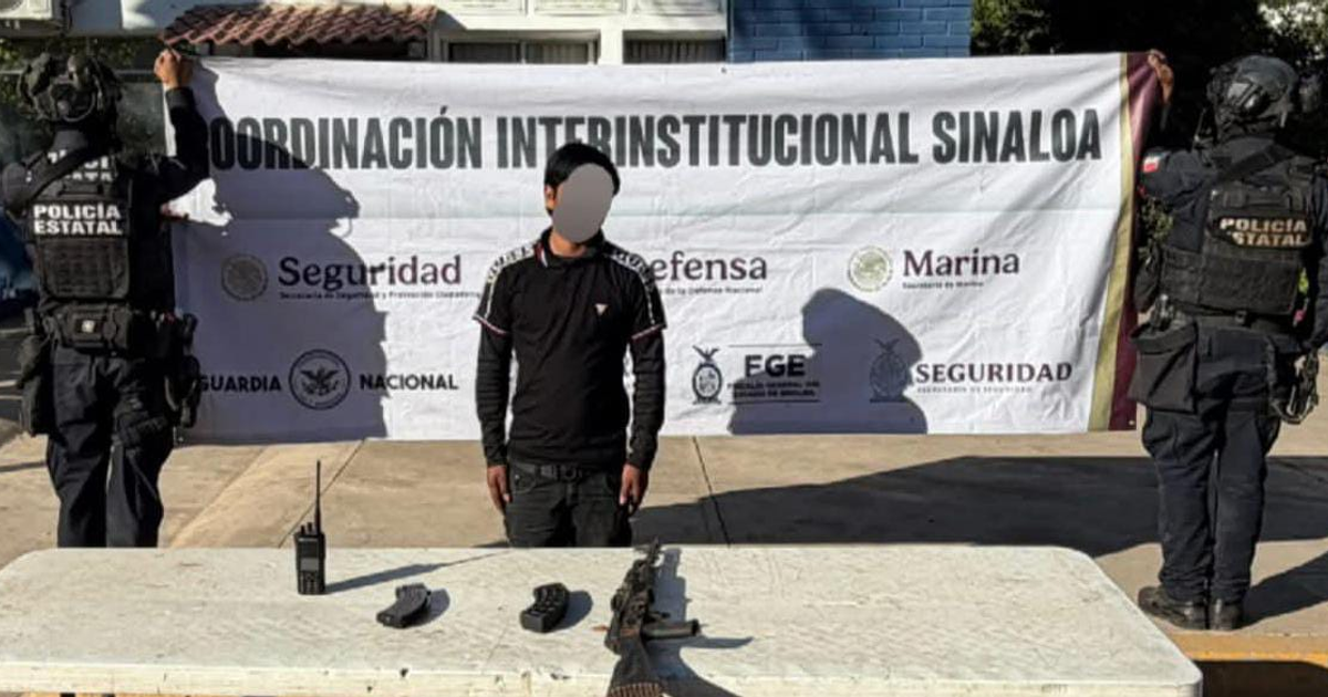 Persona frente a pancarta de coordinación con policías y evidencia incautada en Sinaloa