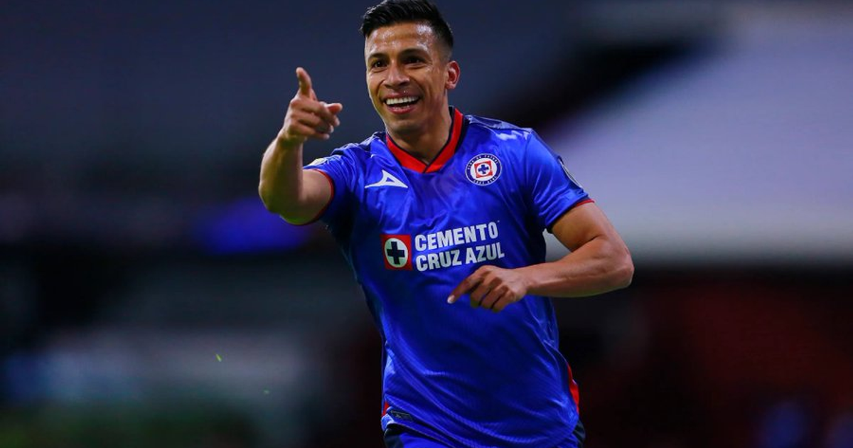 Ángel Sepúlveda celebrando en el estadio con la camiseta de Cruz Azul