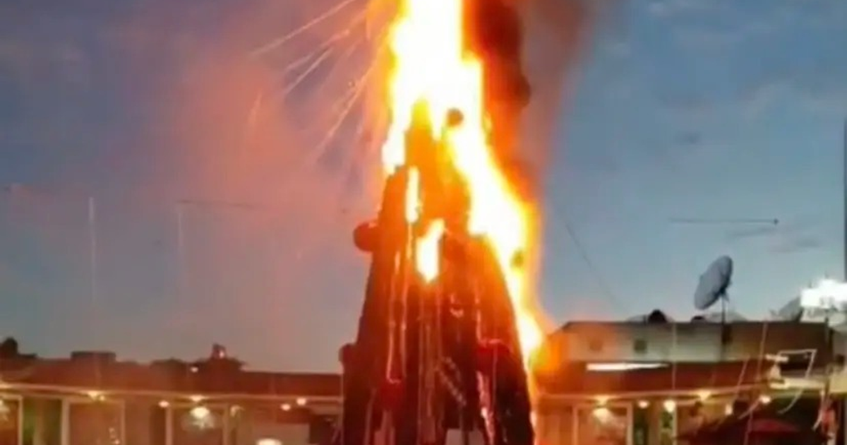 Árbol de Navidad ardiendo en Zitácuaro durante protesta por justicia.
