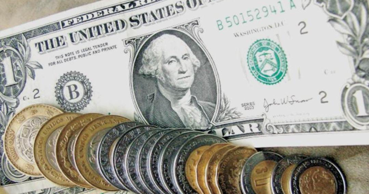Billete de un dólar junto a varias monedas mexicanas, simbolizando la cotización del dólar en pesos mexicanos.