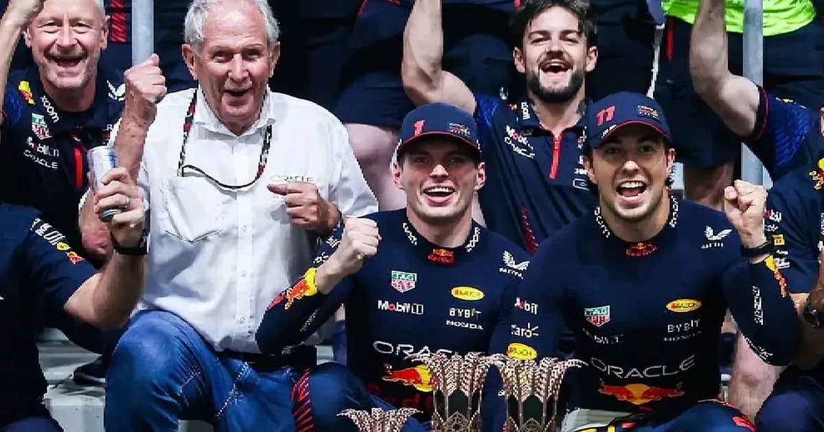 Grupo de personas celebrando con trofeos y camisetas de automovilismo tras el Mundial de F1 2025