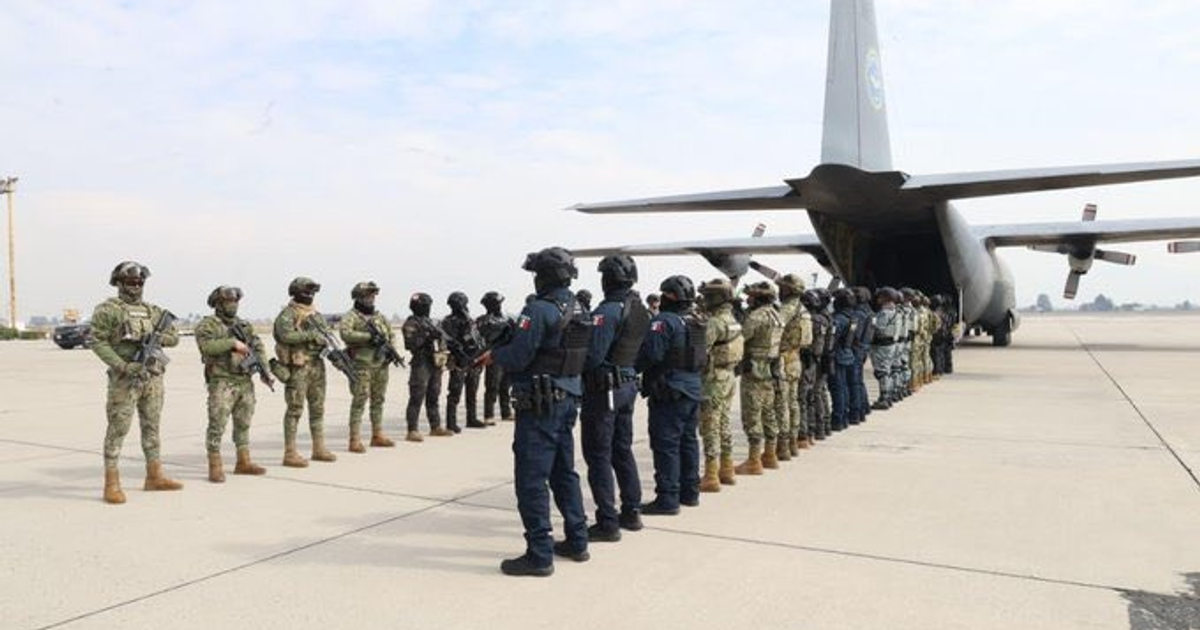 Fuerzas militares alineadas para una ceremonia de traslado de narcotraficantes