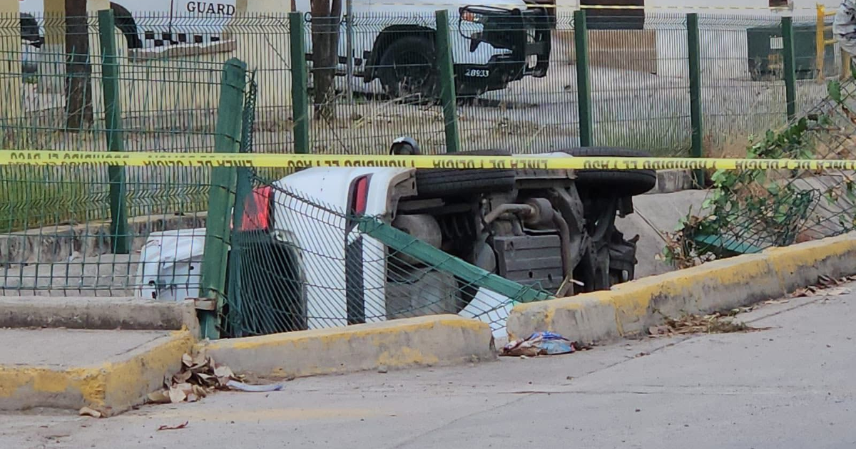 Vehículo volcado con equipo táctico en Culiacán, rodeado por cinta de seguridad