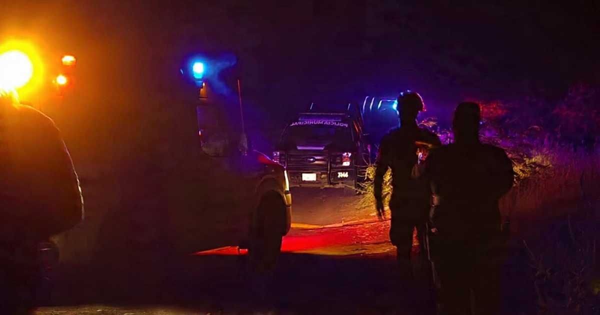 Escena nocturna de emergencia con policía y luces intermitentes en 'La Cascada'