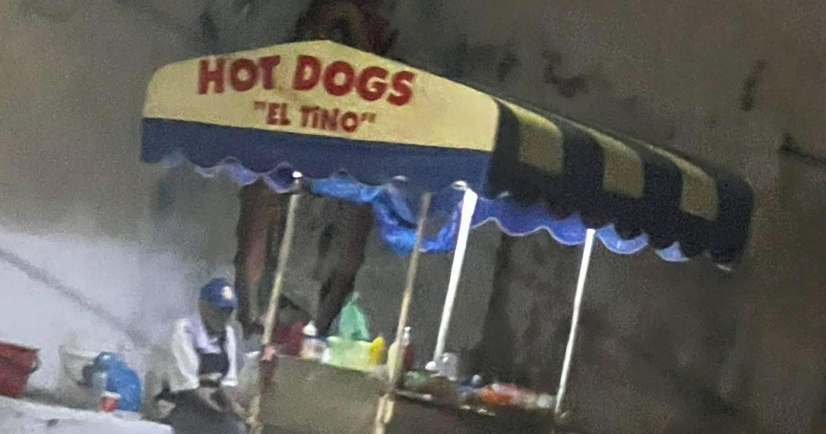 Un puesto de hot dogs llamado 'El Tino' en Mazatlán, donde se solicita apoyo comunitario