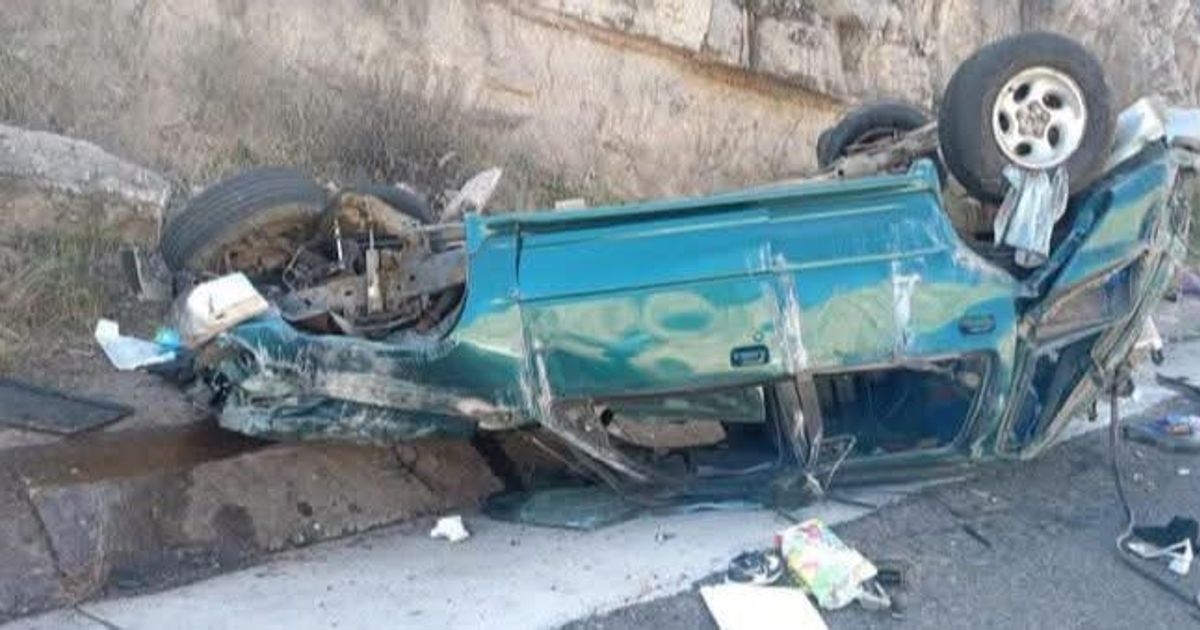 Vehículo volcado y escombros en la autopista Mazatlán-Durango tras accidente fatal