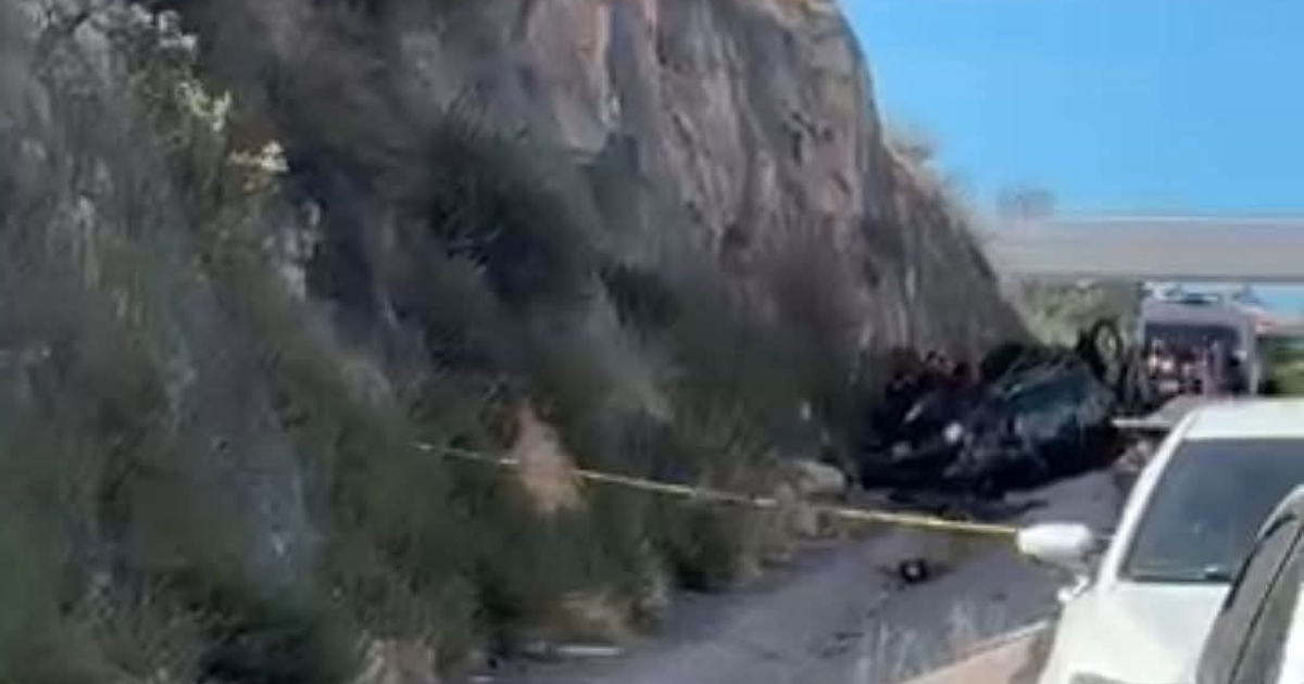 Vehículo volcado en accidente en una carretera montañosa con cinta amarilla de seguridad alrededor