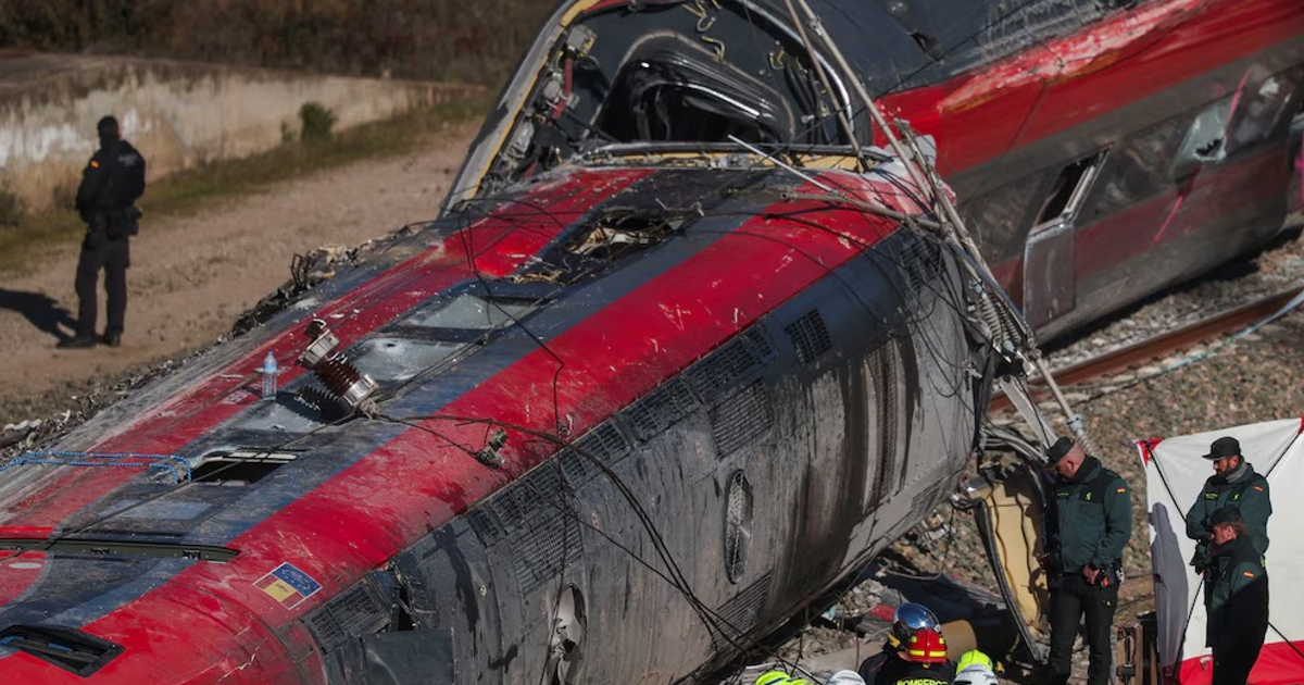 Tren descarrilado en Adamuz con daños significativos y equipos de emergencia presentes