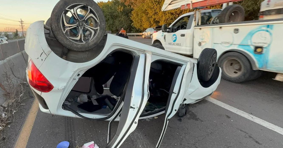 Automóvil volcado en carretera Culiacán-Eldorado tras accidente
