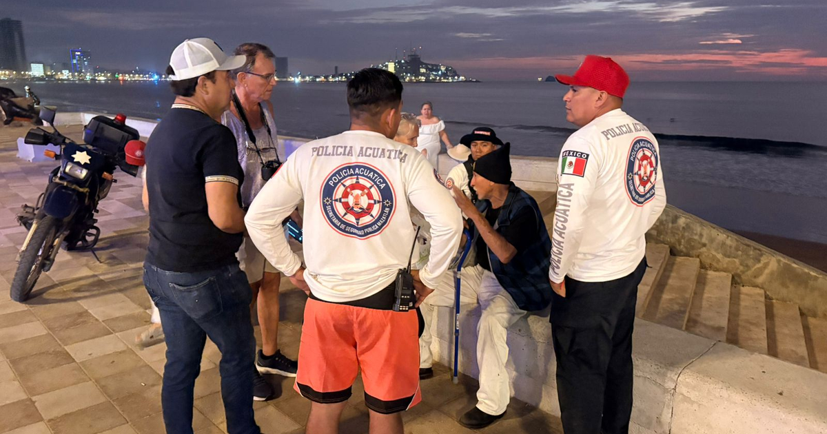 Intervención nocturna de la Policía Acuática con un adulto mayor en Mazatlán.
