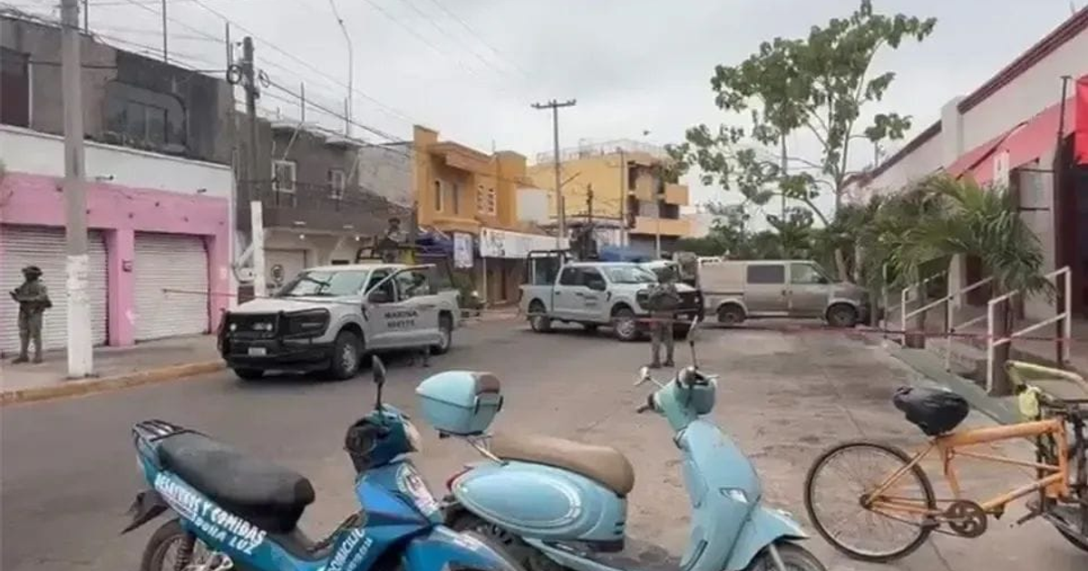 Escena urbana en Escuinapa con vehículos estacionados y presencia militar tras altercado con marinos.