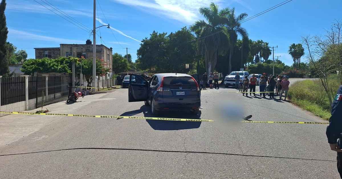 Fotografía de la escena del accidente vehicular en San Lorenzo Viejo con vehículo parqueado, cinta de seguridad y personas observando.