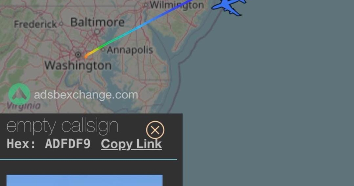 Mapa mostrando la ruta de vuelo de Air Force One con detalles de un retorno no planeado cerca de Washington, D.C.