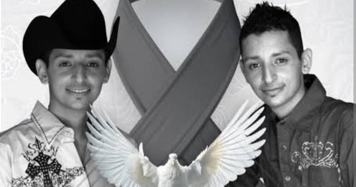 Imagen en blanco y negro de dos miembros de Ponzoña Musical con una paloma blanca en medio, recordando a Alejandro Carrillo.