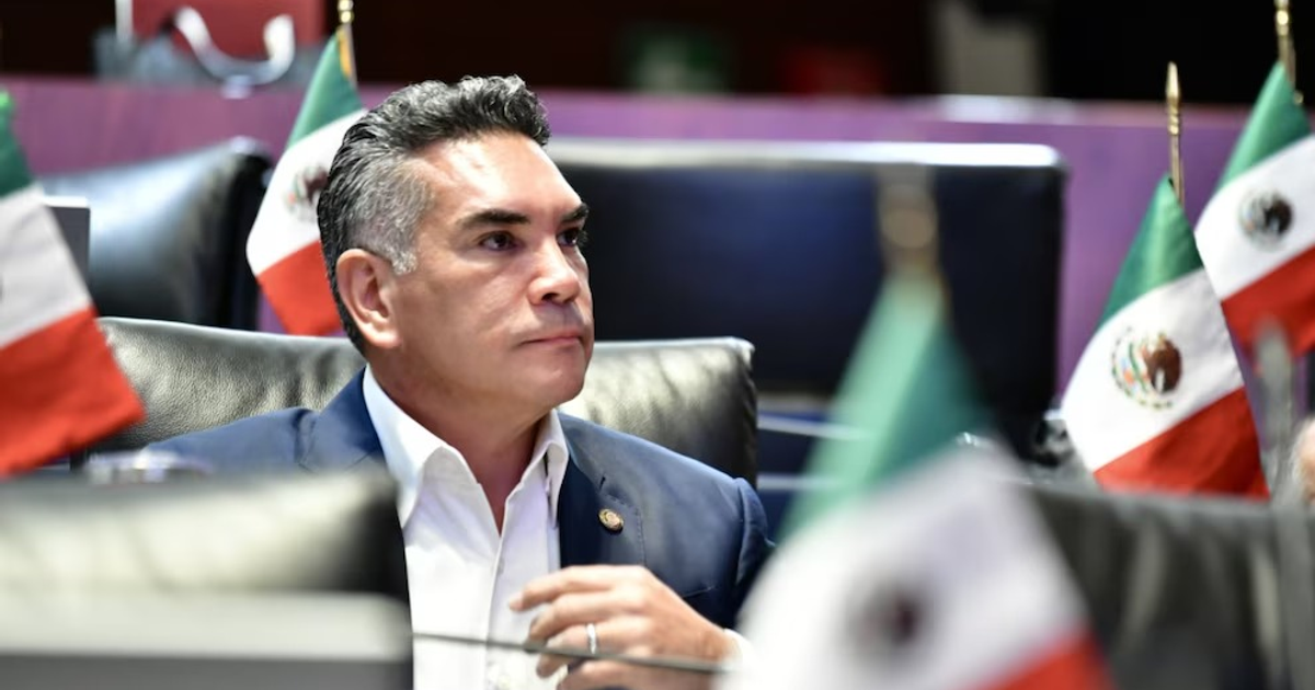 Alejandro Moreno en entorno político con banderas de México.