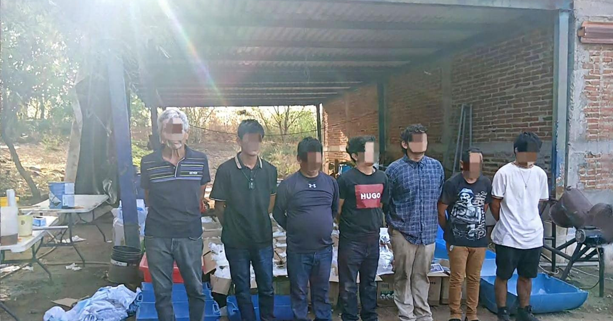Grupo de personas con rostros pixelados en operativo anti-narcóticos en Culiacán