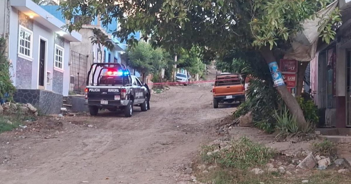 Calle de tierra en Mazatlán con camioneta policial, parte del intento de asalto a Alexis en Flores Magón.