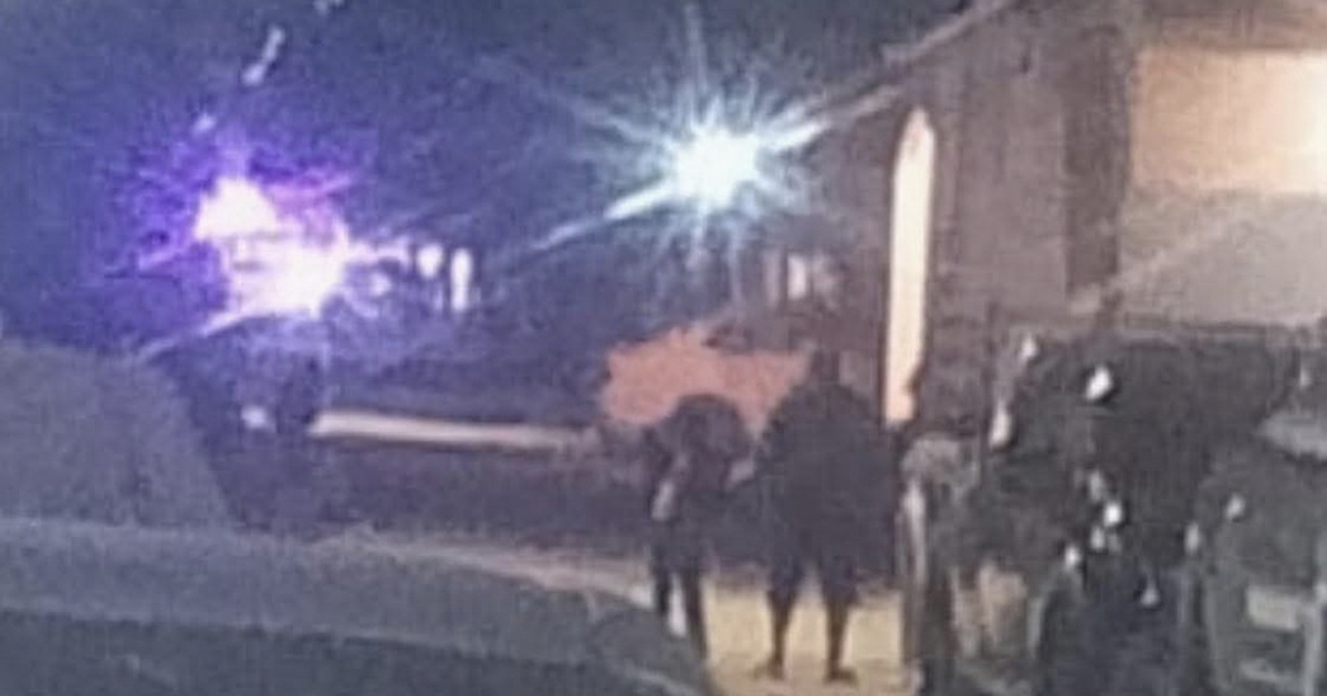 Un expendio acordonado por la policía después del lanzamiento de un artefacto explosivo en colonia Flores Magón.