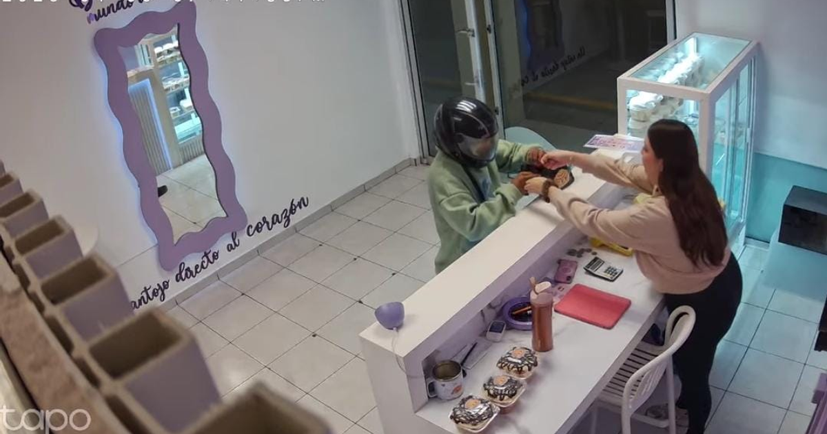 Escena en café con mostrador y personas, vinculada a atraco en Culiacán